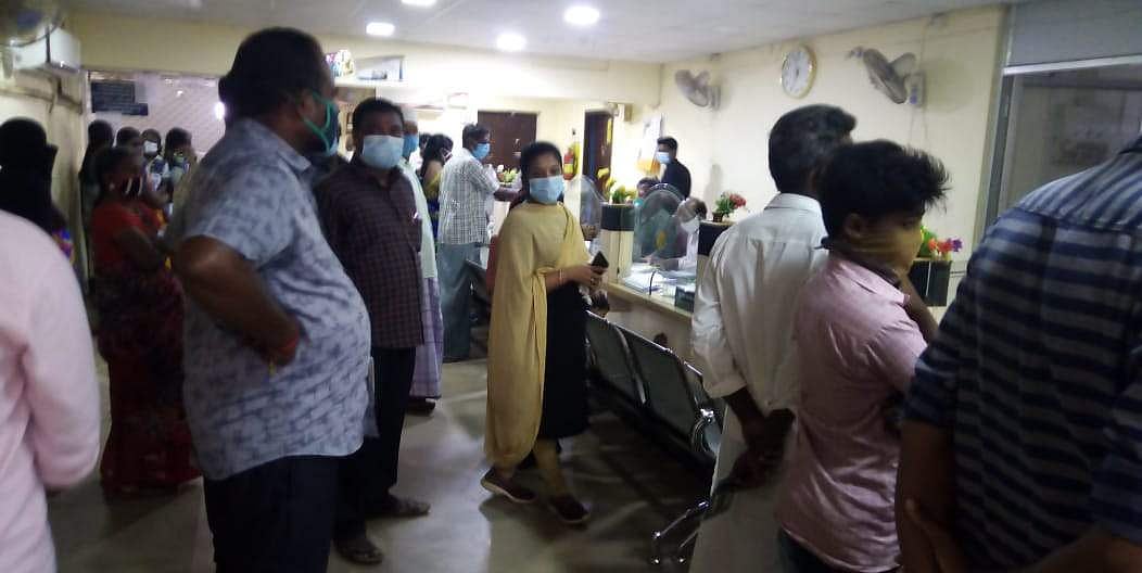 கூத்தாநல்லூர் இந்தியன் வங்கியில் ஆய்வு செய்த ஆணையர் லதா