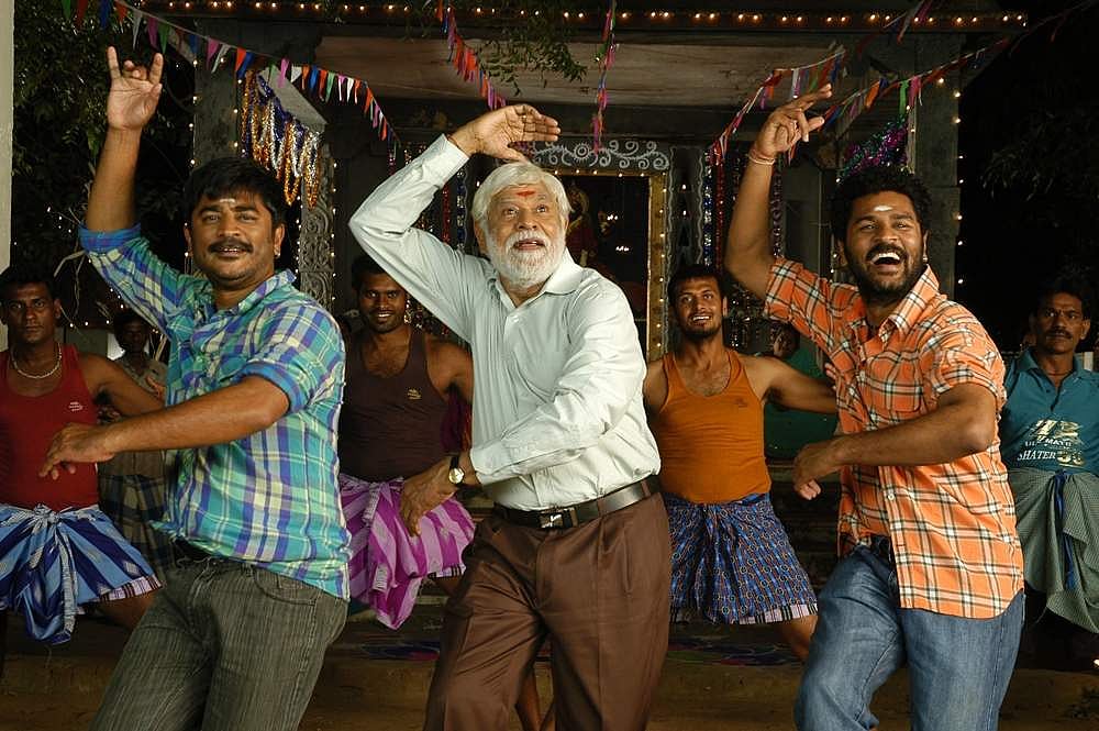 தந்தை, சகோதரருடன் நடனமாடும் பிரபுதேவா