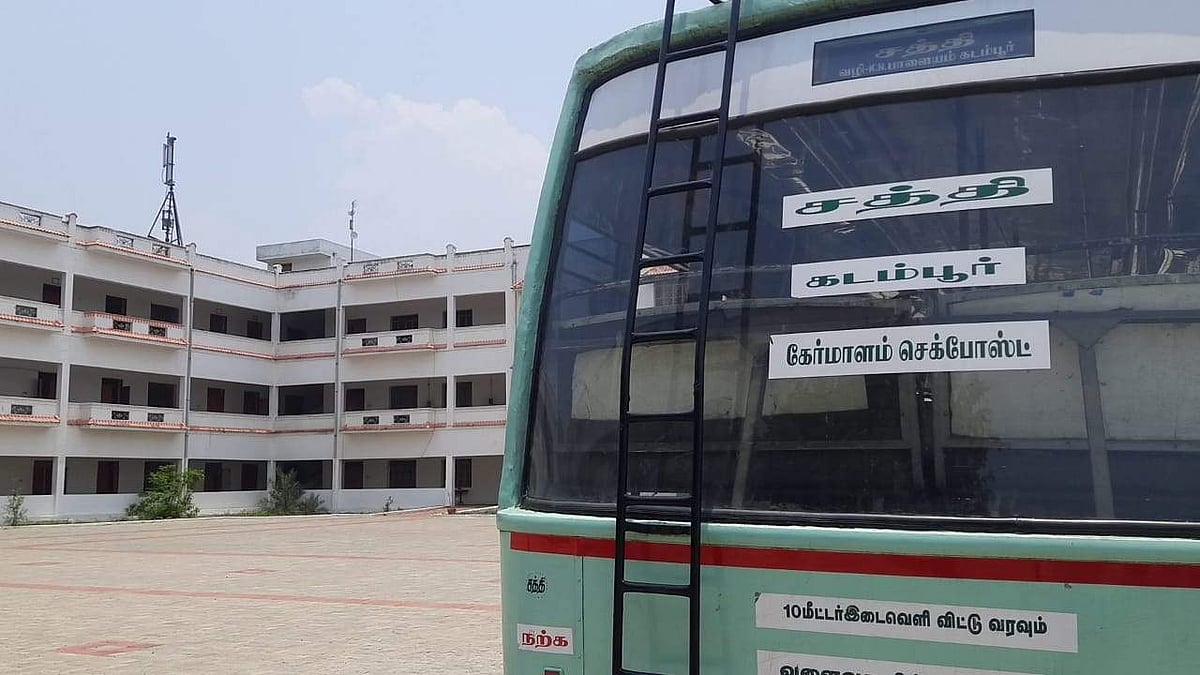 தயாராக நிறுத்தி வைக்கப்பட்டிருக்கும் பேருந்து