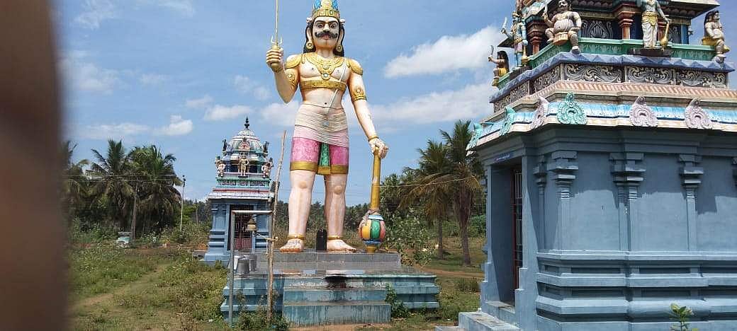 கதை, வாளுடன் கம்பீரமாகக் காட்சிதரும்  முனி