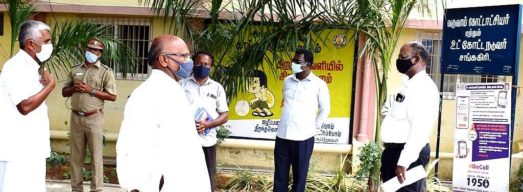 சங்ககிரி வருவாய் கோட்டாட்சியர் கோ.வேடியப்பனிடம் விவசாயிகள் ஒருங்கிணைந்த சங்கங்களின் கூட்டமைப்பின் மாநில நிர்வாகி பெருமாள், ஏ.ராமமூர்த்தி ஆகியோர் விவசாயிகளின் கோரிக்கையை எடுத்துரைக்கின்றனர்.