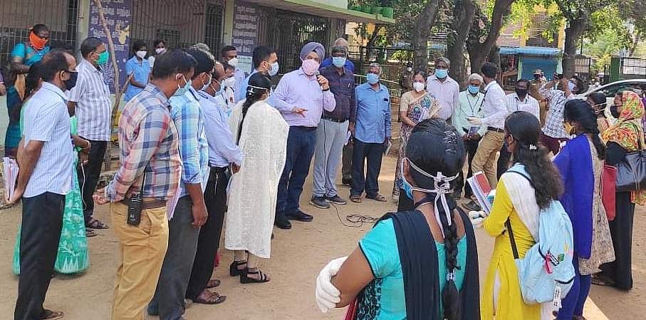 வீடுகளுக்குச் சென்று கரோனா கணக்கெடுப்பு பணிகளில் ஈடுபடுவோருக்கு ஆலோசனை வழங்குகிறார் ஆணையர். 