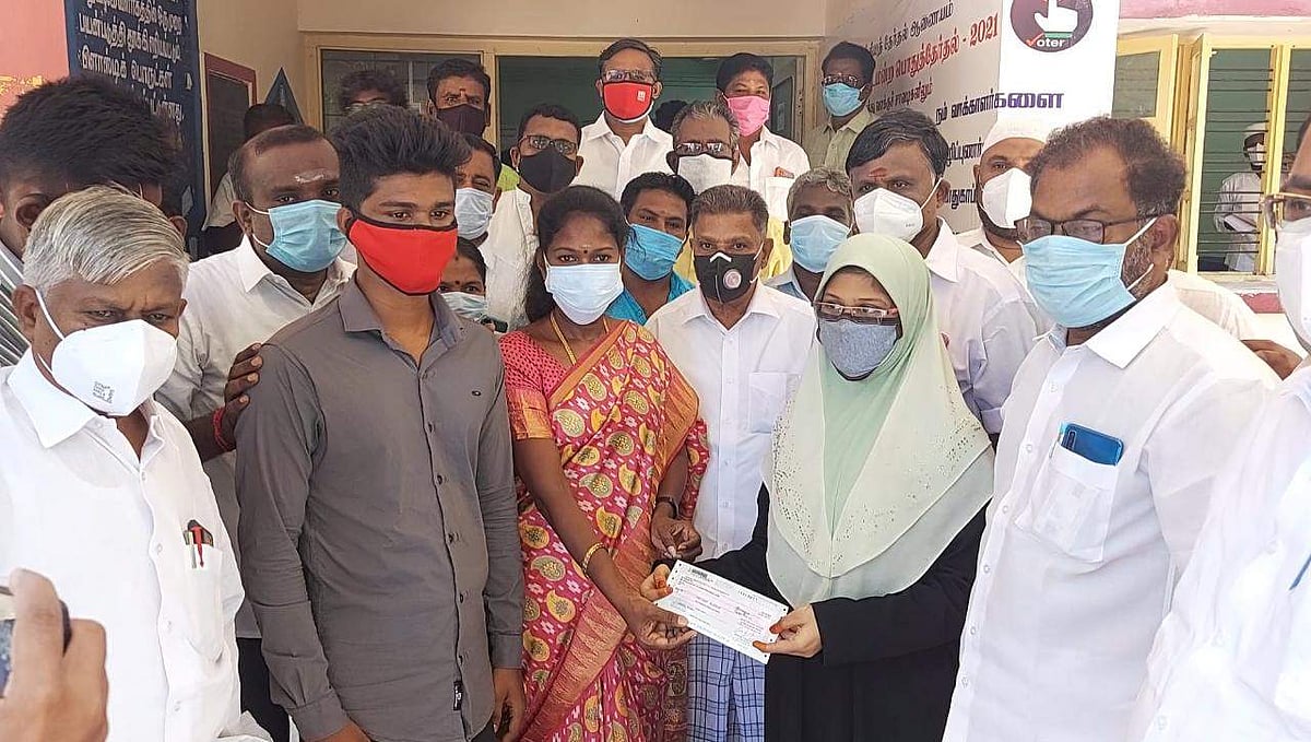 இளையான்குடியில் பள்ளி மாணவி சாலியா பர்வீன், முதல்வர் கரோனா நிவாரண நிதிக்காக ரூ 5 ஆயிரத்துக்கான காசோலையை எம்எல்ஏ தமிழரசியிடம் வழங்கினார்.