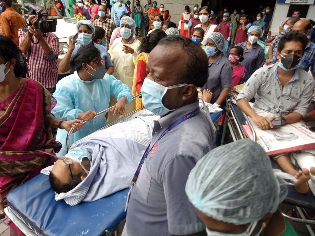    தீ விபத்து ஏற்பட்டதையடுத்து வெளியேற்றப்படும் நோயாளிகள்  