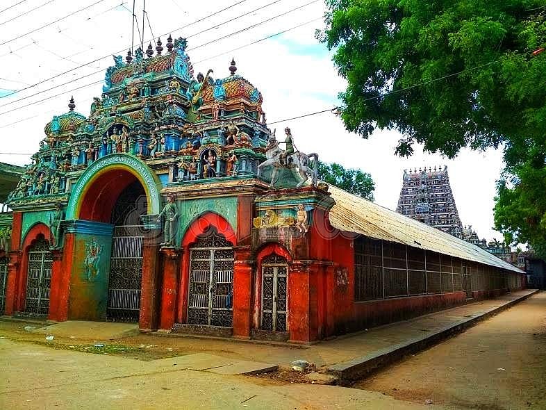 <strong>சிக்கல் சிங்காரவேலவர் </strong> கோயில் பிரகாரம்