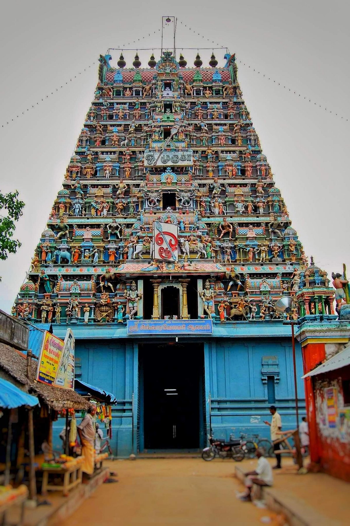 <strong>சிக்கல் சிங்காரவேலவர் கோயில் கோபுரம்</strong>