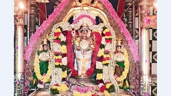 <strong>வள்ளி -தேவசேனாவுடன் சிக்கல் சிங்காரவேலவர்</strong>