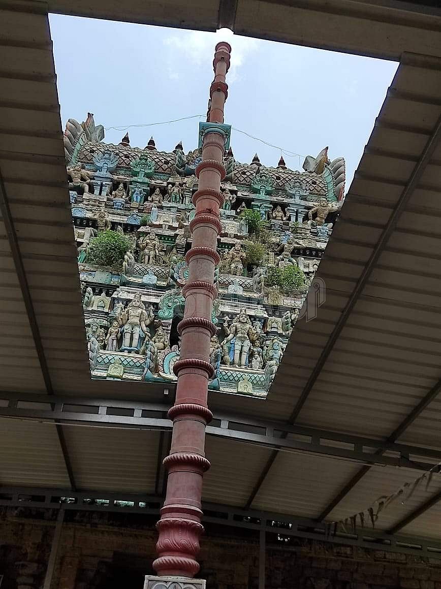 <strong>கொடிமரத்துடன் ராஜகோபுரம்</strong>