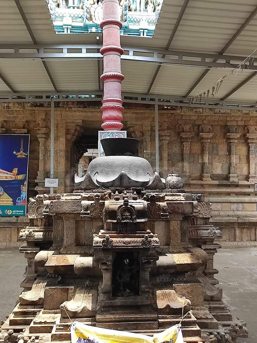 <strong>கோயில் கொடிமரம் </strong>