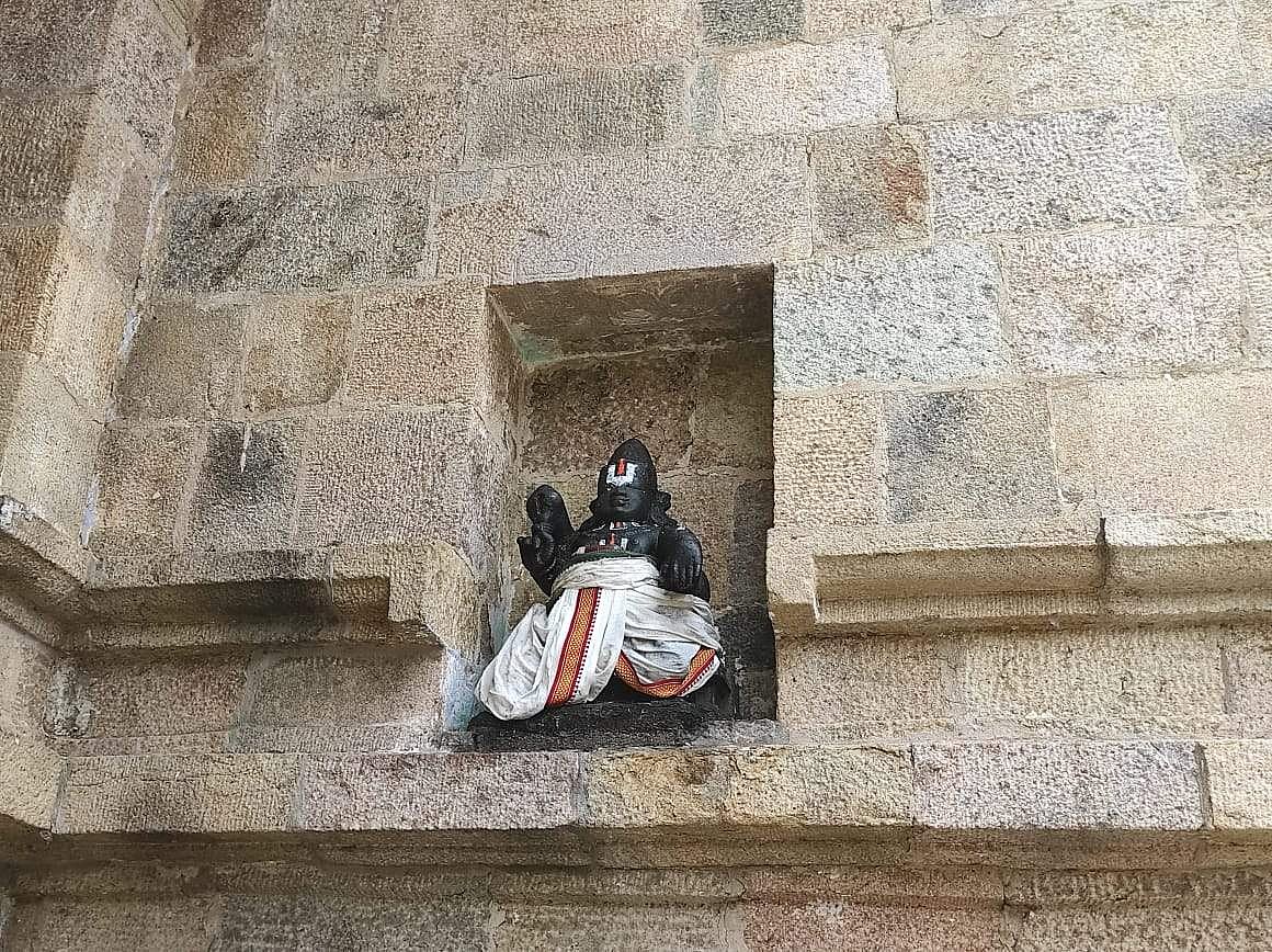 <strong>கோயில் சுவரில் உள்ள சீனிவாசர் உருவம்</strong>