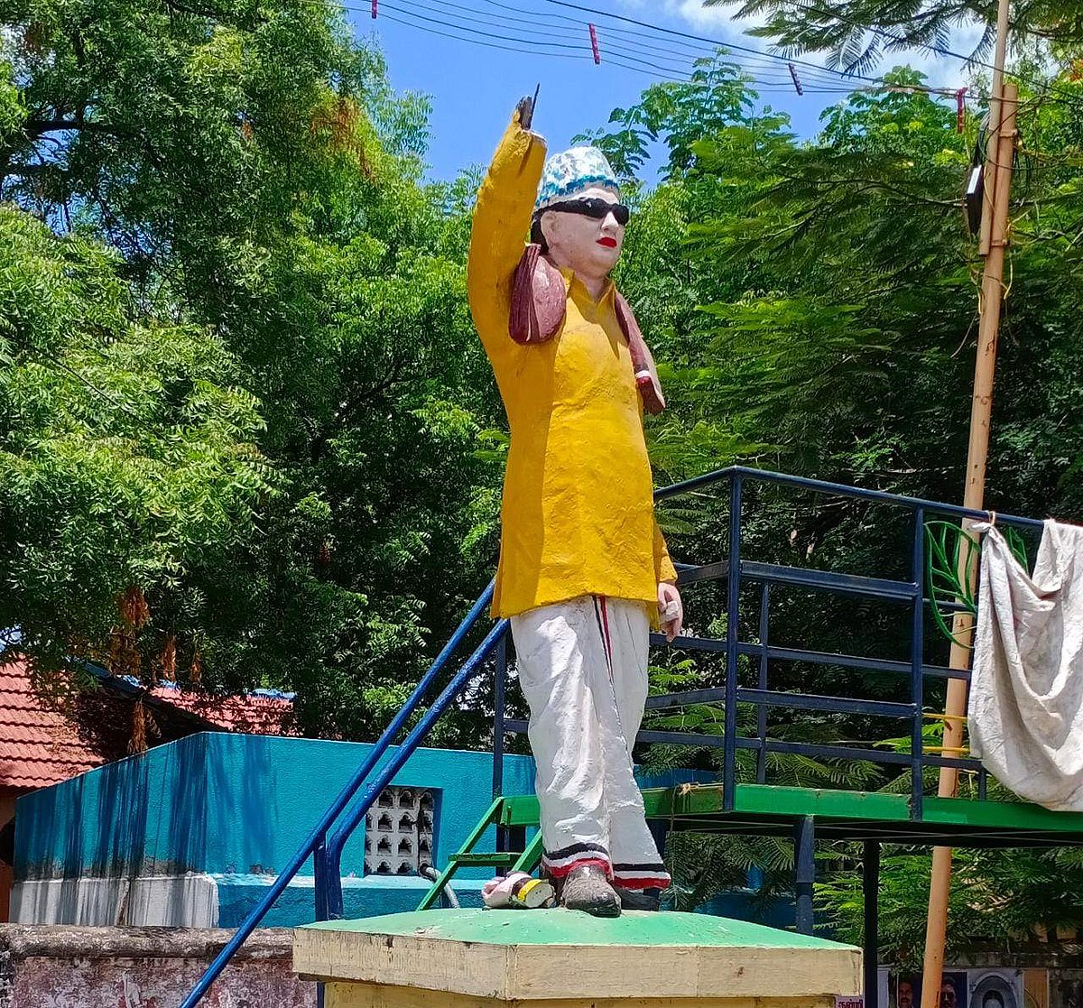 எம்ஜிஆர் சிலையின் கைப்பகுதி உடைந்த நிலையில்..