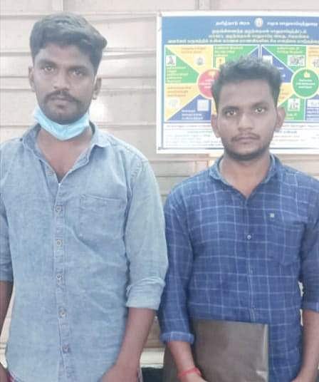 பெற்ற குழந்தையை அனாதை எனக் கூறி மருத்துவமனையில் ஒப்படைத்ததாக காவல் துறையினரால் கைது செய்யப்பட்ட தந்தை ஆனந்தகுமார் (வலது) இவரது உறவினர் தர்மபாண்டி (இடது)
