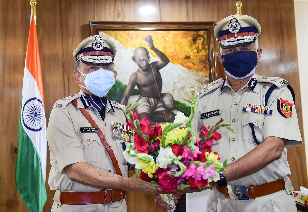 தில்லி காவல்துறை ஆணையராக பதவியேற்றுக் கொண்ட பாலாஜி ஸ்ரீவஸ்தவுக்கு, ஓய்வுபெற்ற காவல் ஆணையர் எஸ்.என்.ஸ்ரீவாஸ்தவா வாழ்த்து தெரிவித்தார்.