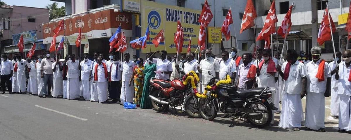 மன்னார்குடியில் பழைய பேருந்து நிலையம் அருகே நடைபெற்ற ஆர்ப்பாட்டம்