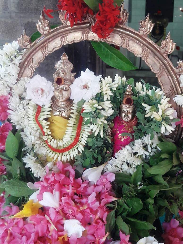 சங்ககிரி அருகே உள்ள பூத்தாலக்குட்டையில் உள்ள பூத்தாழீஸ்வரர் உற்சவ மூர்த்திகளுக்கு சோமவார பிரதோஷத்தையொட்டி திங்கள்கிழமை மாலை செய்யப்பட்டிருந்த சிறப்பு அலங்காரம்.