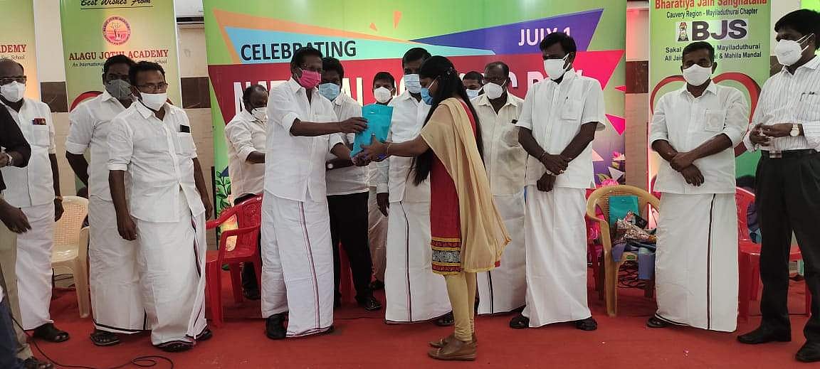 மயிலாடுதுறை அரசு மருத்துவமனை சித்த மருத்துவர் சுகுணாவுக்கு நினைவுப் பரிசினை வழங்கிய எம்.பி செ.ராமலிங்கம். உடன், எம்எல்ஏக்கள் ராஜகுமார், நிவேதா எம்.முருகன் உள்ளிட்டோர்.