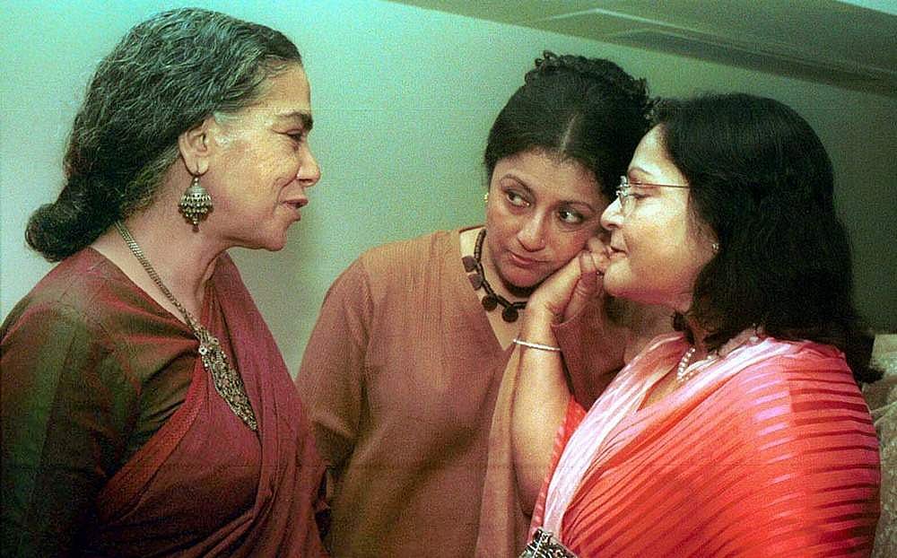 சுரேகா சிக்ரி (இடது)