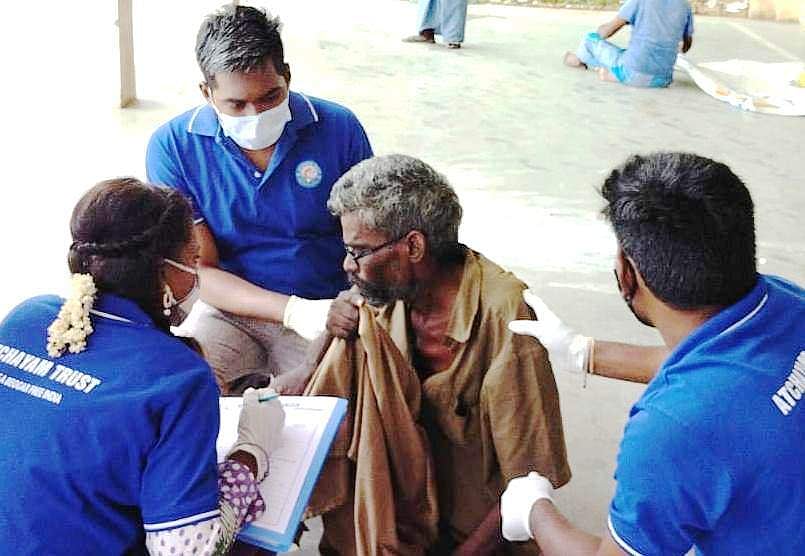 சங்ககிரியில் புதிய பேருந்துநிலைய வளாகத்தில் தங்கியிருந்தவரை மீட்டு காப்பகத்தில் சேர்ப்பதற்காக அவரிடம் ஞாயிற்றுக்கிழமை தகவல்களை சேகரிக்கும் குமாரபாளையம் அட்சயம் அறக்கட்டளை நிர்வாகிகள்.