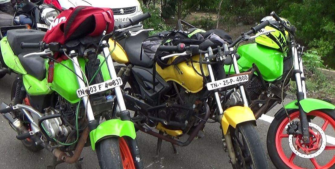 மடக்கி பறிமுதல் செய்யப்பட்டு இருந்த அதிவேகத்தில் வந்த ரேஸ் பைக்குகள் 