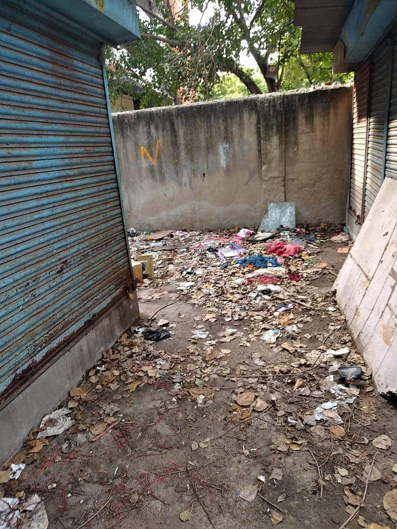 போதைப் பொருள்களின் குப்பை சூழ்ந்த கடை 