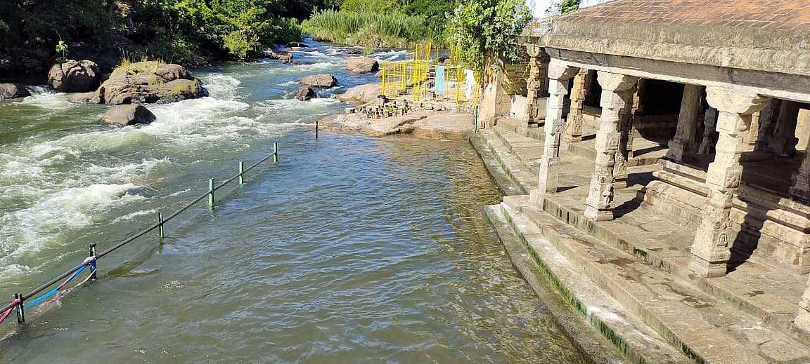 வெறிச்சோடிய பாபநாசம் கோவில் படித்துறை