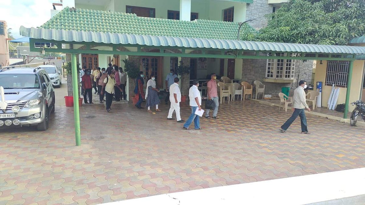 கோவை சுகுணா புரத்தில் முன்னாள் அமைச்சர் எஸ்.பி.வேலுமணி வீட்டில்  வருமான வரித்துறை அதிகாரிகள் சோதனை முடித்து கிளம்பினர்.