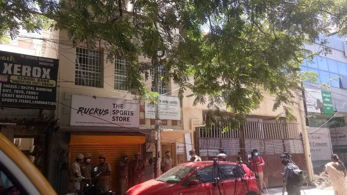 எஸ் பி வேலுமணி நண்பர் சந்திரபிரகாஷ் ரங்கராஜபுரம் பிரதான சாலையில் உள்ள அவரது வீட்டில் லஞ்ச ஒழிப்புத்துறை காவலர்கள் சோதனை