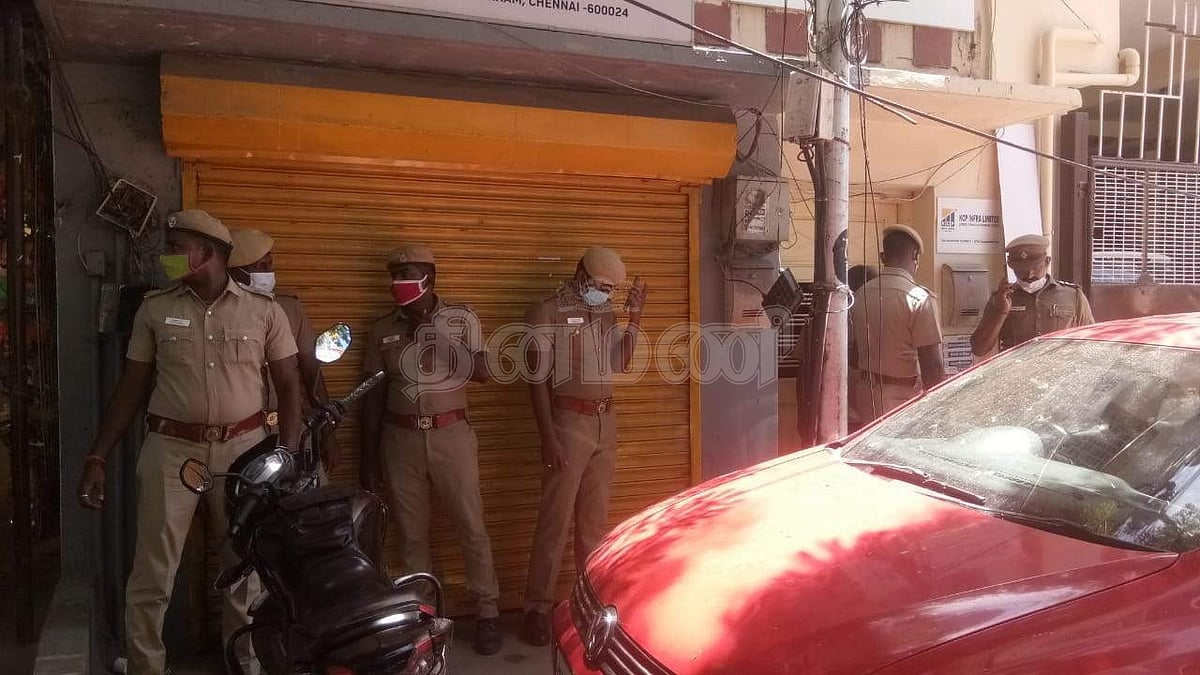 எஸ் பி வேலுமணி நண்பர் சந்திரபிரகாஷ் ரங்கராஜபுரம் பிரதான சாலையில் உள்ள அவரது வீட்டில் லஞ்ச ஒழிப்புத்துறை காவலர்கள் சோதனை