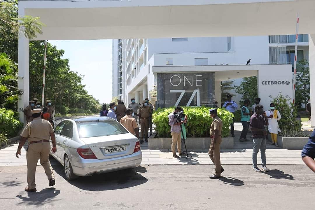 சென்னை எம்.ஆர்.சி. நகரில் உள்ள முன்னாள் அமைச்சர் எஸ்.பி.வேலுமணியின் அடுக்குமாடி குடியிருப்பில் லஞ்ச ஒழிப்புத்துறை சோதனை!