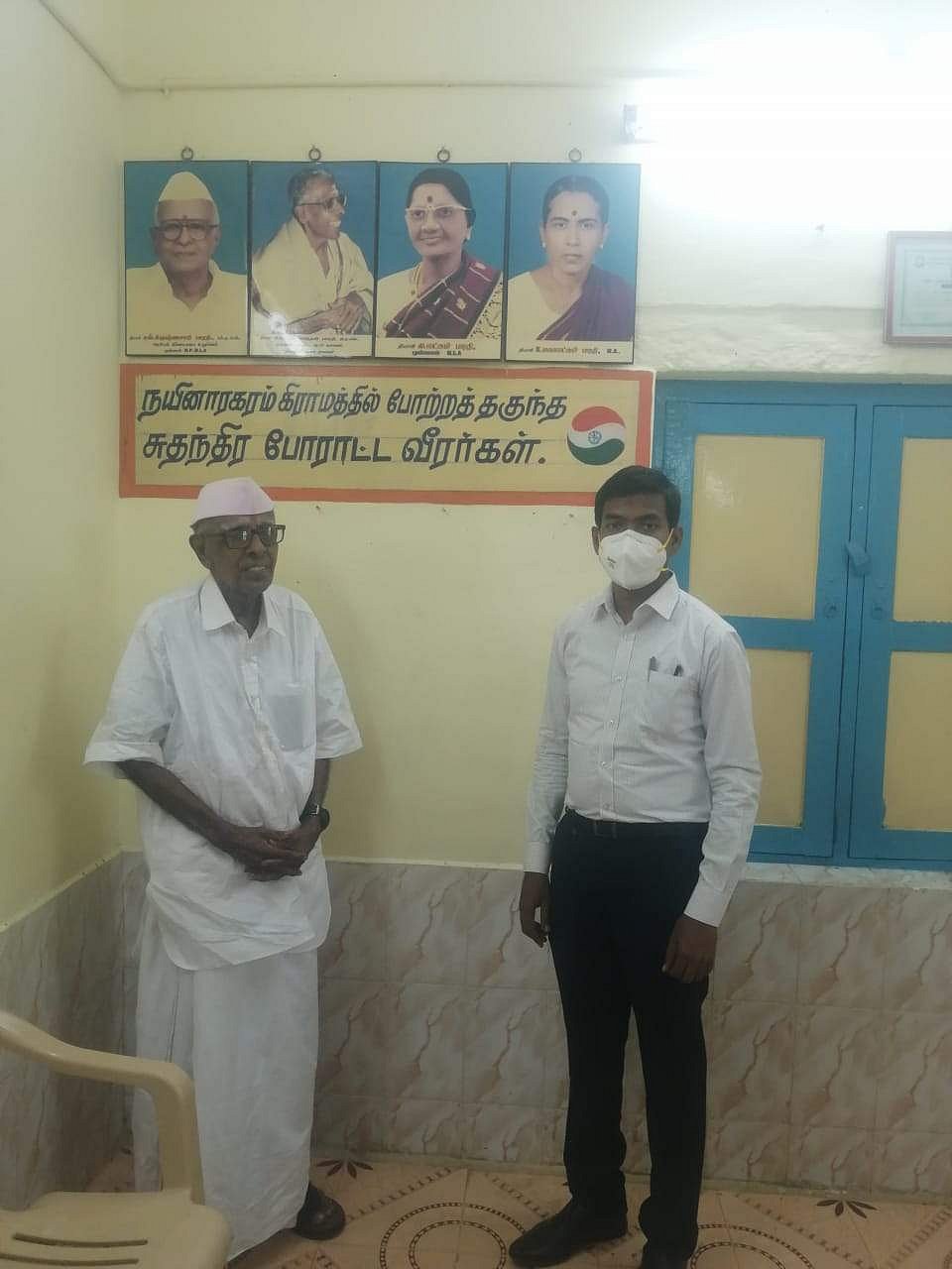 நயினாரகரம் ஊராட்சி மன்ற அலுவலகத்தில் வைக்கப்பட்டுள்ள தியாகிகளின் படங்களுக்கு முன் ஆட்சியர்.