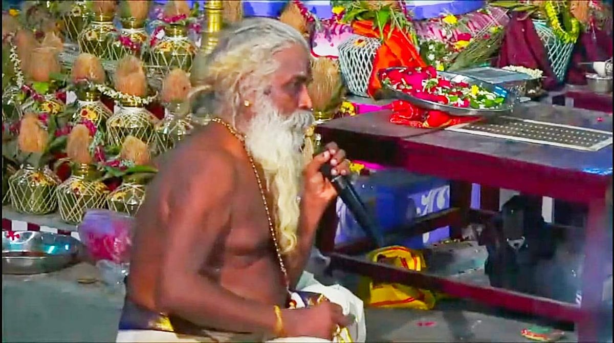 யாகத்தின் போது தினமும் ஆன்மிக உரை நிகழ்த்திய பிரத்யங்கிர வேத தர்ம சேக்ஷத்ரா அறக்கட்டளை நிர்வாகி ஞானசேகரன் சுவாமிகள்.