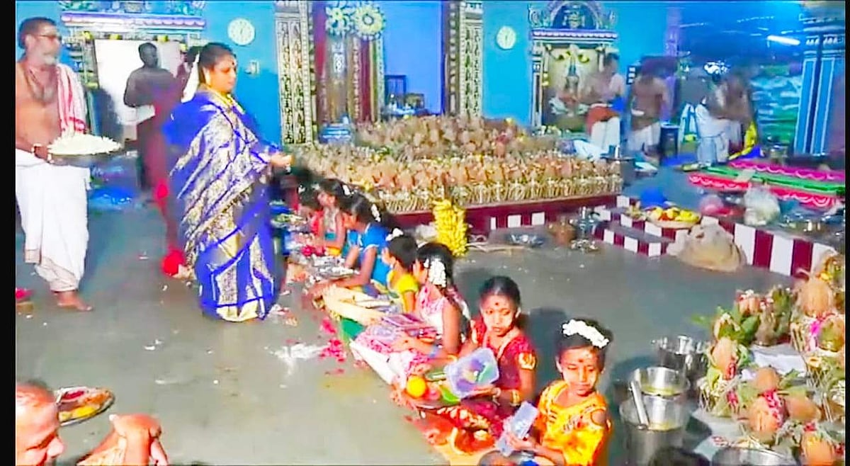 சண்டீ யாகத்தின் நிறைவாக யாக சாலையில்  சிறுமிகளுக்கு நடைபெற்ற கன்யா பூஜை