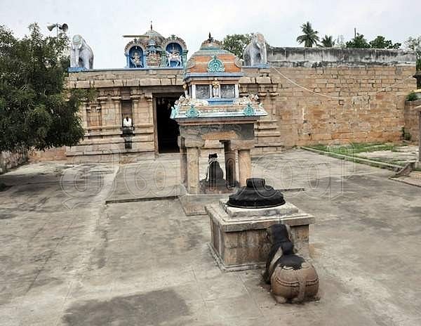 இரு நந்திகள் கொண்ட உள்பிரகாரம்