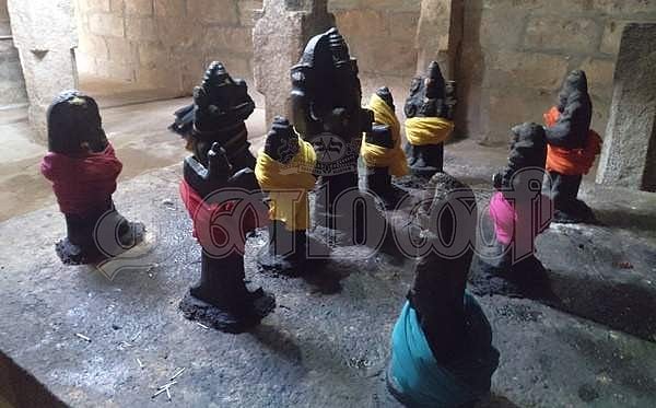 சூரியனைப் பார்த்தவாறு எழுந்தருளியுள்ள நவக்கிரகங்கள்