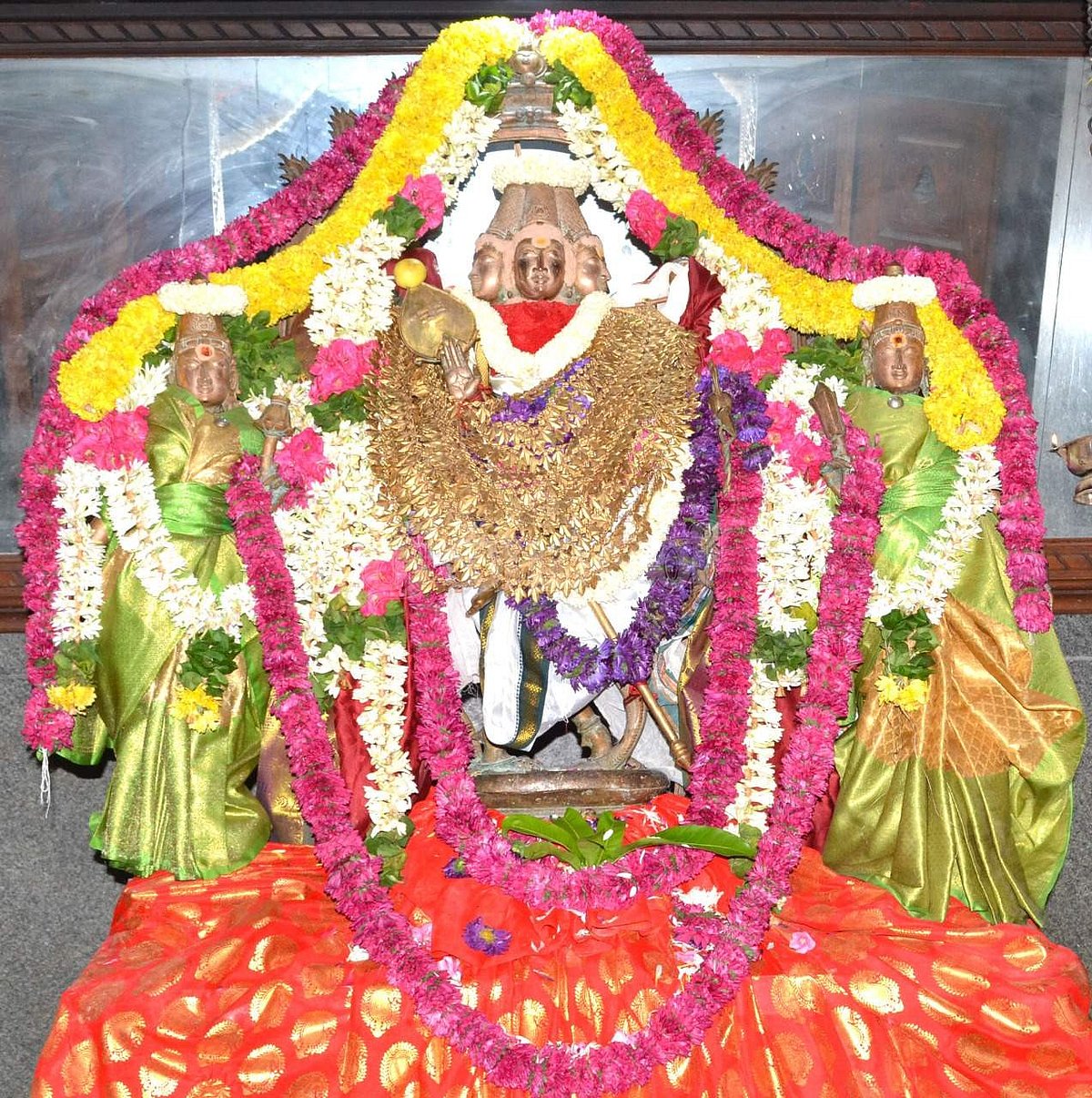 சிறப்பு அலங்காரத்தில் உற்சவ சண்முகர்.