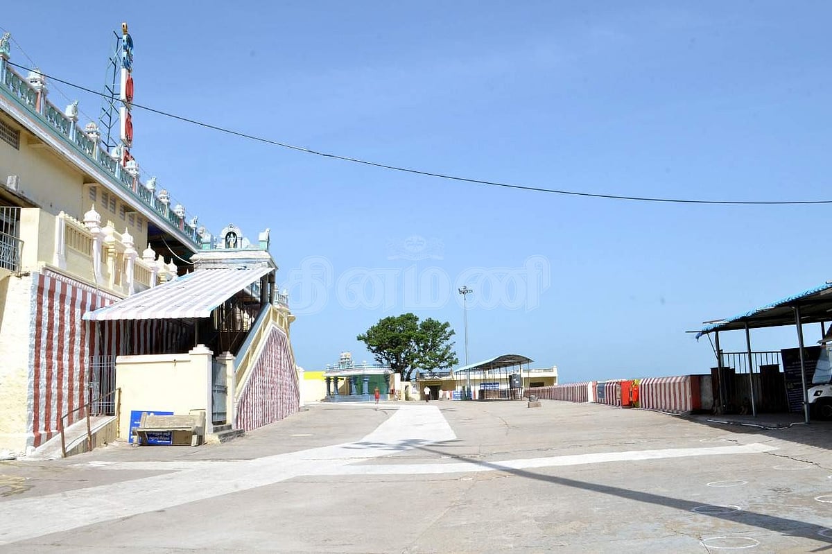 ஆடிக்கிருத்திகை விழாவில் பக்தர்கள் இன்றி வெறிச்சோடி காணப்படும் முருகன் கோயில் வளாகம்.