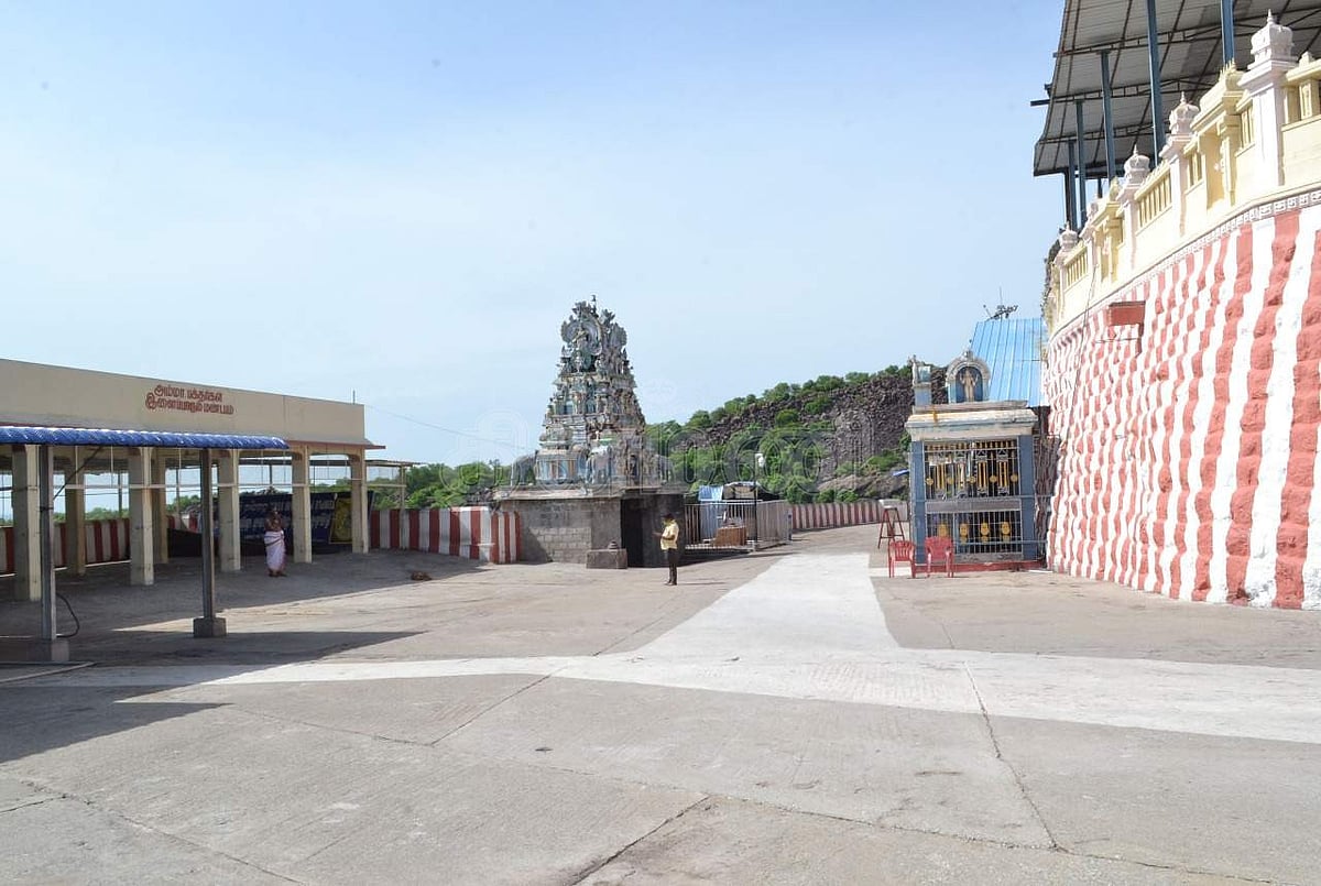 ஆடிக்கிருத்திகை விழாவில் பக்தர்கள் இன்றி வெறிச்சோடி காணப்படும் முருகன் கோயில் வளாகம்.