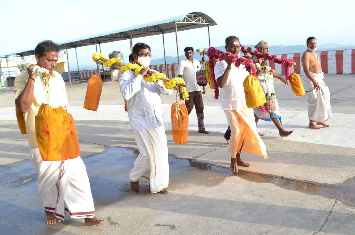  ஆடிக்கிருத்திகை விழாவை முன்னிட்டு புஷ்ப காவடி எடுத்து செல்லும் முருகன் கோயில் இணை ஆணையர் அ.பரஞ்சோதி தக்கார் வே. ஜெயசங்கர்.