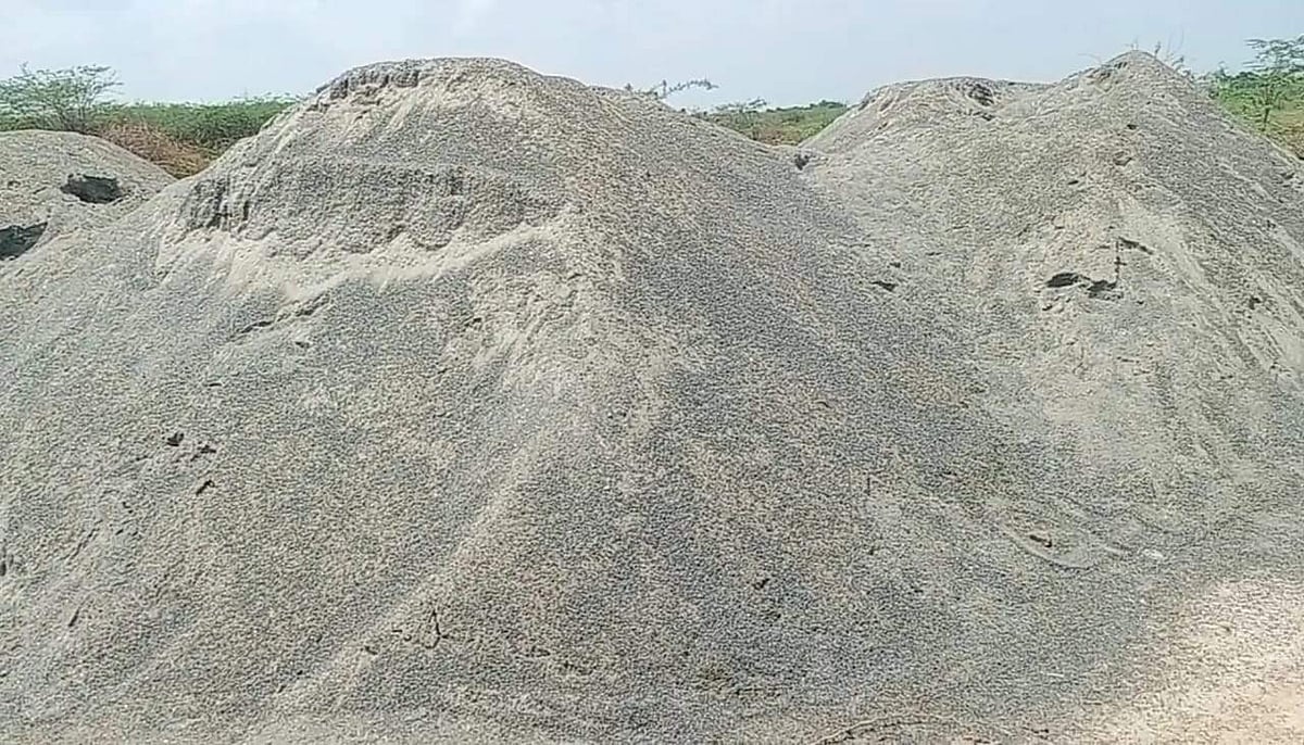 கதவணை கட்டுவதற்காக இறக்கி வைக்கப் பட்டுள்ள கட்டுமானப் பொருள்கள்