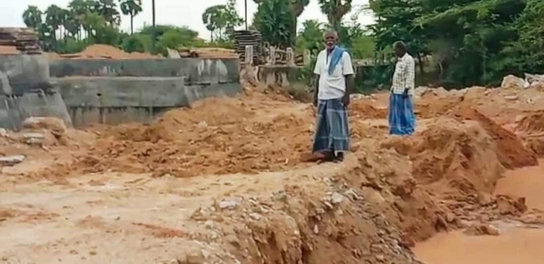 பாலம் கட்டும் பகுதியில் மழை தண்ணீர் தேங்கி சேறும் சகதியுமாக காணப்படுகிறது.