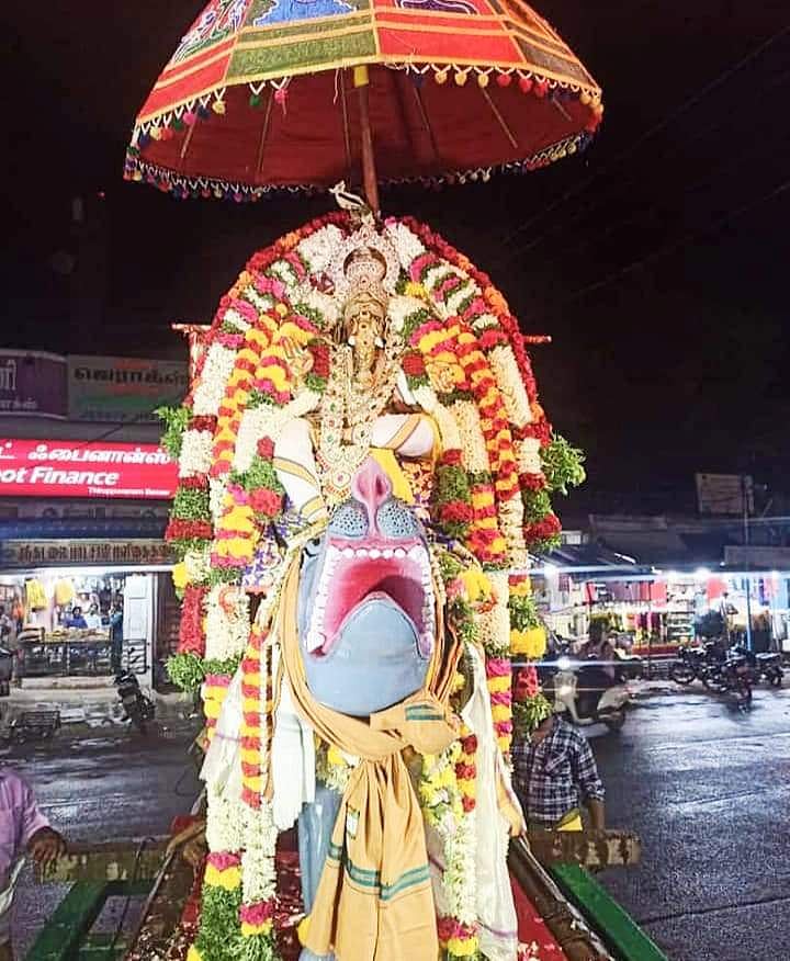 திருப்புவனத்தில் வருடாந்திர சங்கடஹட சதுர்த்தி விழாவை முன்னிட்டு மூஷிக வாகனத்தில் எழுந்தருளி வீதி உலா வந்த ஸ்ரீ மணிமந்திர விநாயகர்