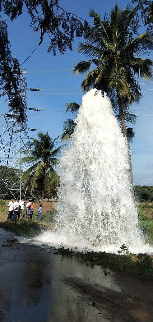 காற்றுப் போக்கி வழியாக வெளியேறும் தண்ணீர்.