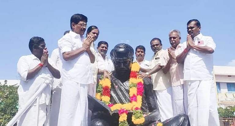 மானாமதுரையில் அதிமுக வினர் அண்ணா சிலைக்கு மாலை அணிவித்து மரியாதை செலுத்தினர்.