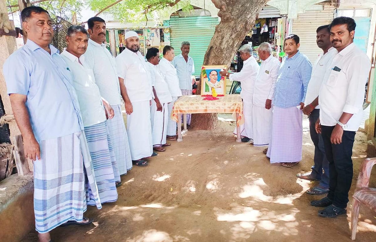 இளையான்குடியில் திமுகவினர் அண்ணா உருவப்படத்திற்கு மலர்கள் தூவி மரியாதை செலுத்தினர்