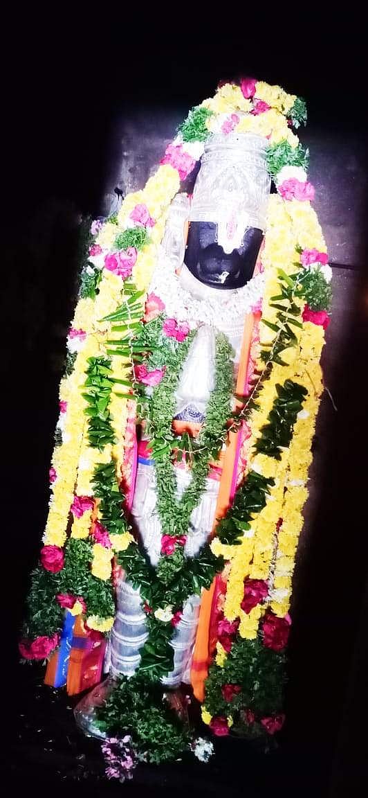 மானாமதுரையில் சிறப்பு அலங்காரத்தில் எழுந்தருளி அருள்பாலித்த தெற்கு முகம் நோக்கிய மகுடம் தரித்த ஸ்ரீ வீர ஆஞ்சனேயர்