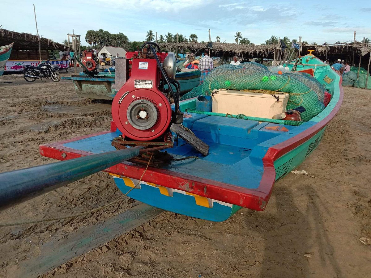 கப்பல் மோதி சேதமடைந்த படகு.