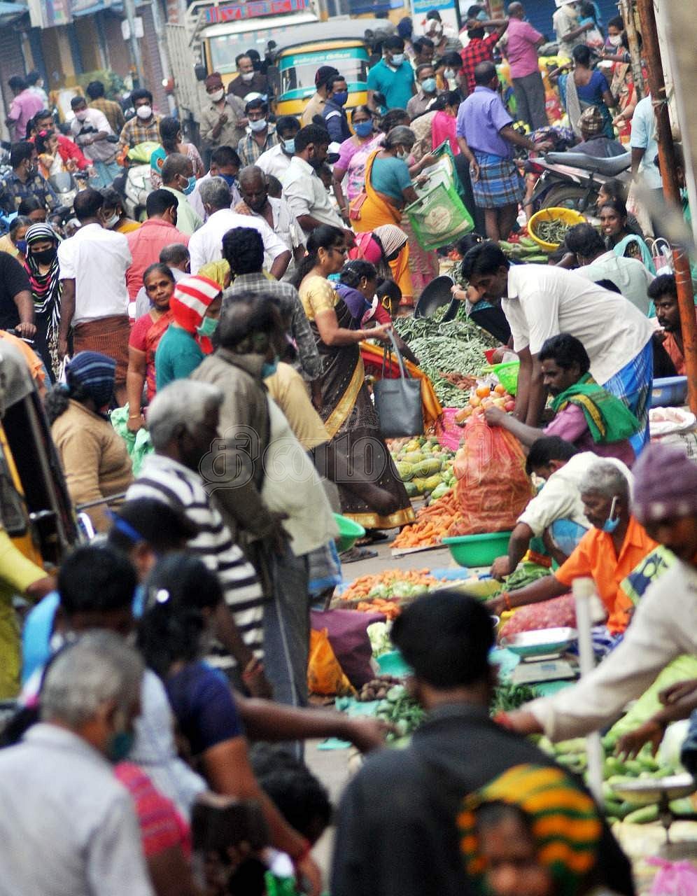 சேலம் கடை வீதி மார்கெட்டில் சமூக இடைவெளியின்றி வியாழக்கிழமை பல்வேறு பொருட்களை வாங்க திரண்ட பொதுமக்கள் கூட்டம்.