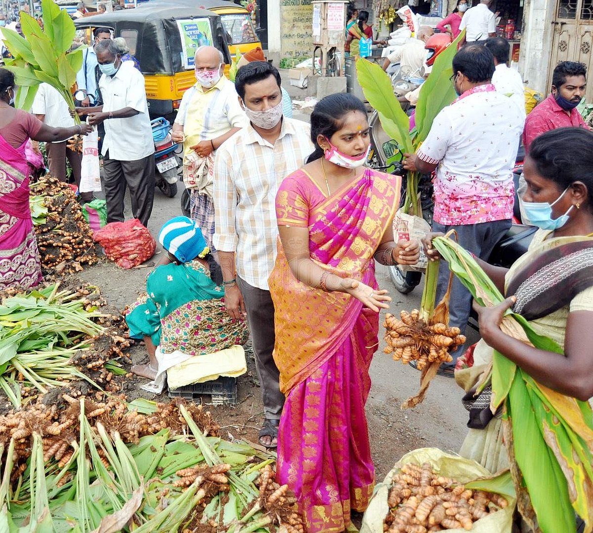 சேலம் முதல் அக்ரஹாரம் பகுதியில் பொங்கல் பண்டிகையையொட்டி மஞ்சள் கொத்து   வாங்கும் பொதுமக்கள்.