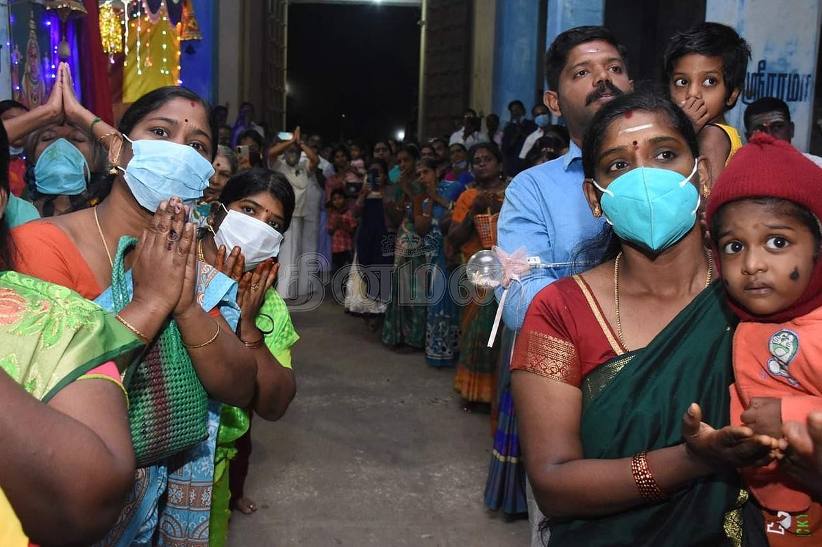 வரிசையில் நின்று வழிபட்ட பக்தர்கள்.