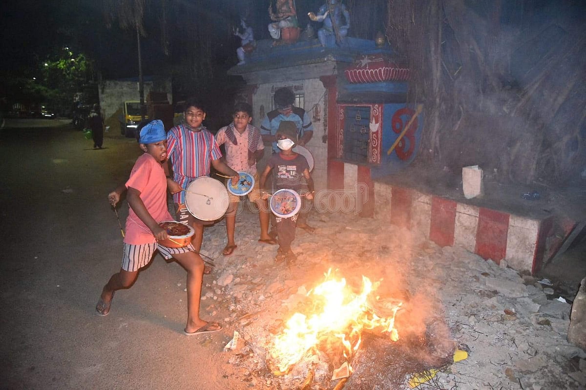 சென்னை புஷ்பா நகரில் போகி கொண்டாட்டம்